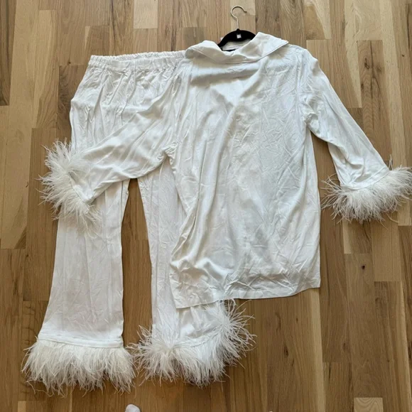 Sleeper Party Pajamas Set with Detachable Ostrich Feathers in White